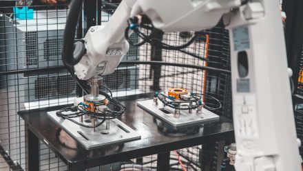 AI in Manufacturing: From Predictive Production to Total Optimization