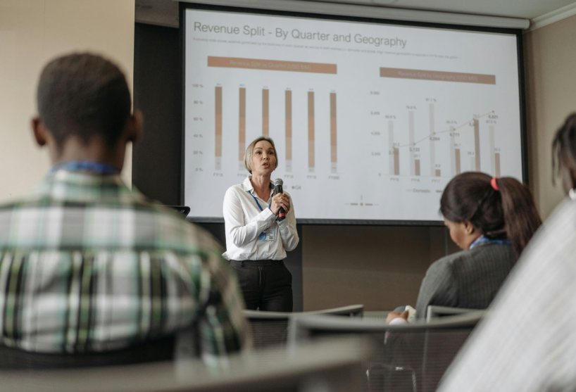 Personas participando en un evento gestionado por un creador de acreditaciones para eventos especializado.